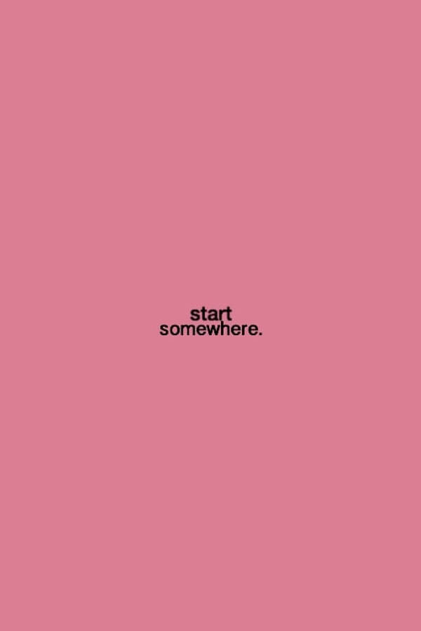 粉紅色 桌布 壁紙 — 簡約粉紅色背景，中央黑色文字寫著 start somewhere。