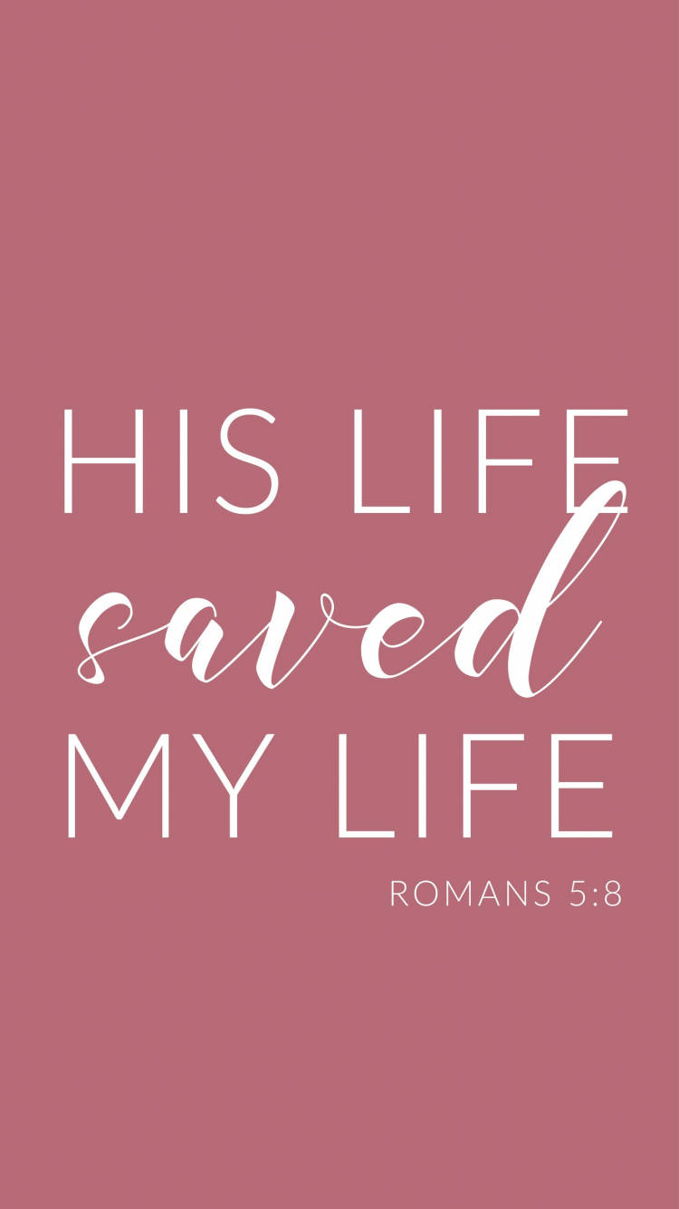 聖經經文美學 桌布 壁紙 — 簡約粉紅色背景，白色文字寫著「HIS LIFE saved MY LIFE」，其中「saved」為草書，下方有「ROMANS 5:8」。