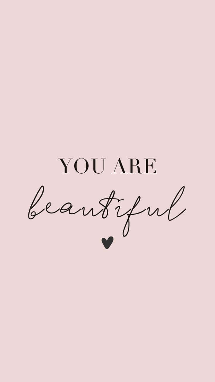 Quote 桌布 壁紙 — 簡約粉紅色背景，配上優雅黑色文字寫著「YOU ARE beautiful」，下方有一個小心形。