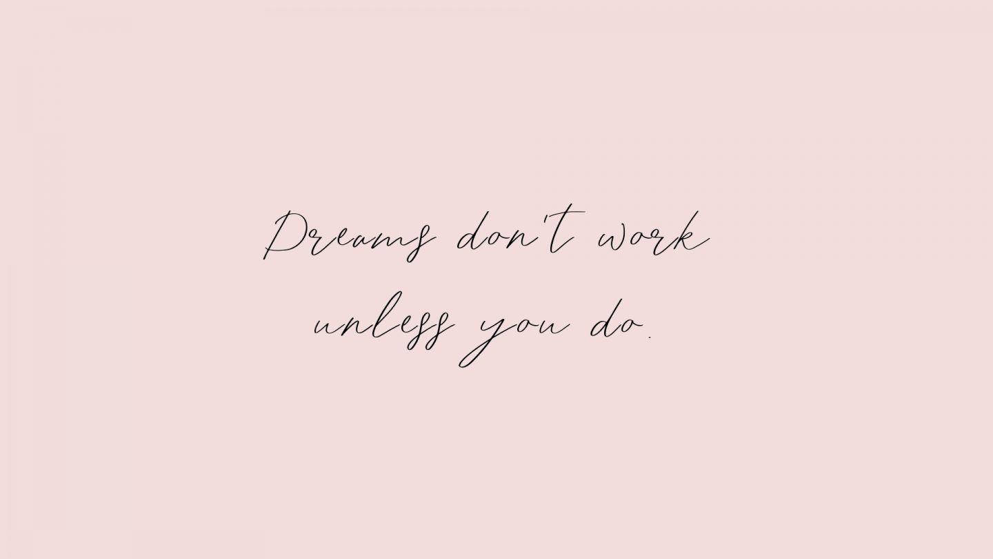 macbook pro 桌布 壁紙 — 簡約粉紅色背景上，優雅的黑色草書文字寫著「Dreams don't work unless you do.」