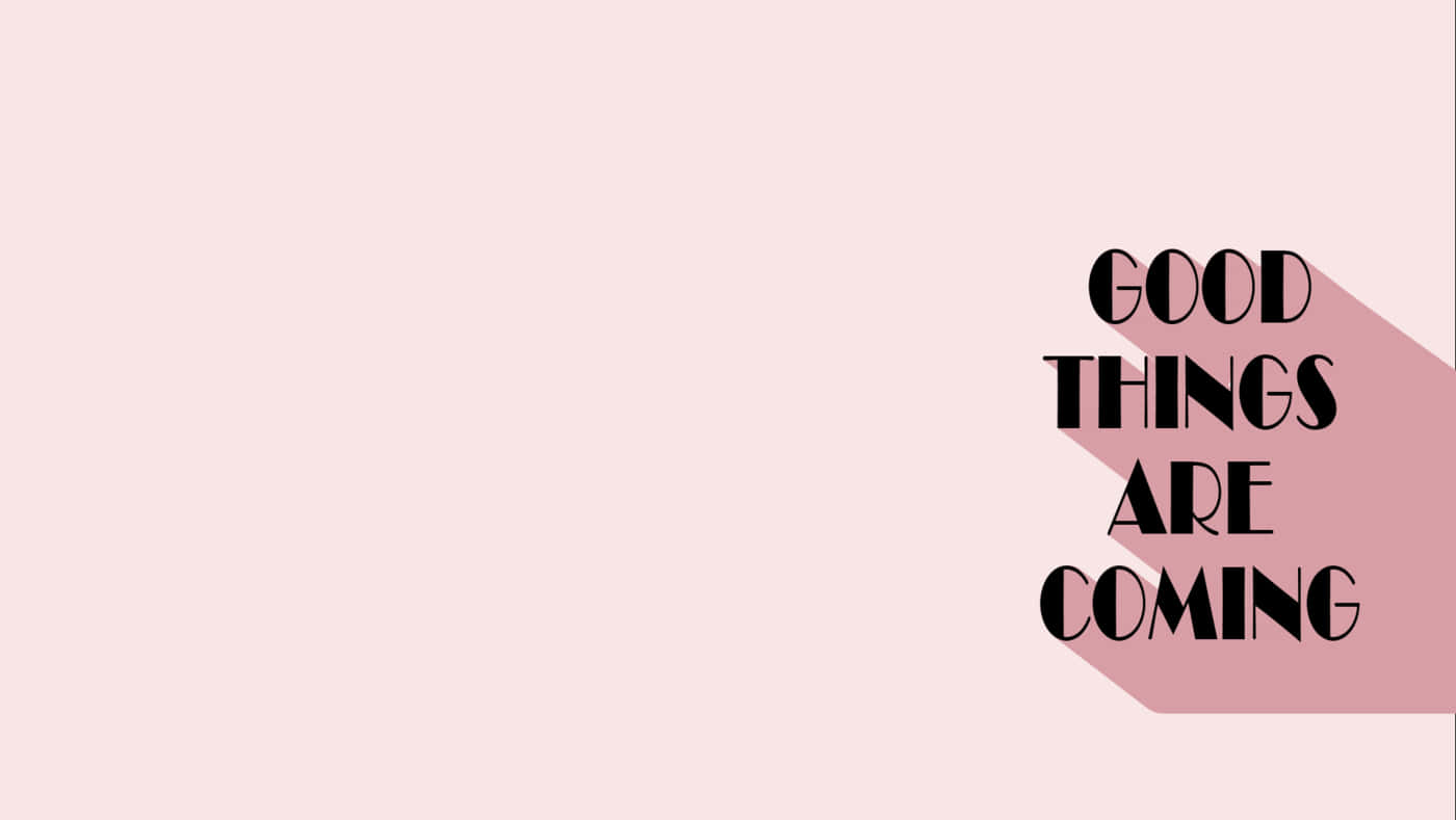 Good Things Are Coming 桌布 壁紙 — 簡約粉色背景，粗體黑色文字寫著「好事即將來臨」，投射出長長的陰影。