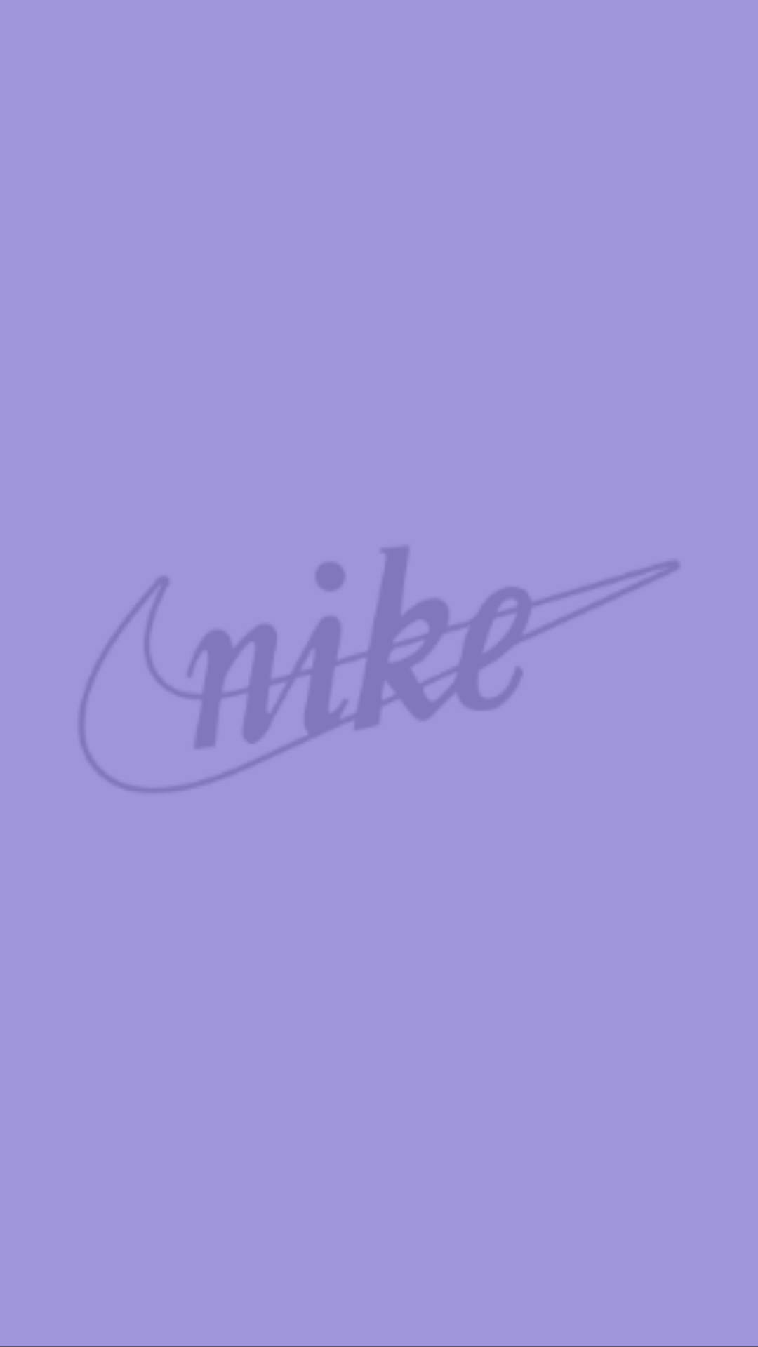 Nike 桌布 壁紙 — 簡約紫色背景，帶有相同色調的微妙Nike標誌。
