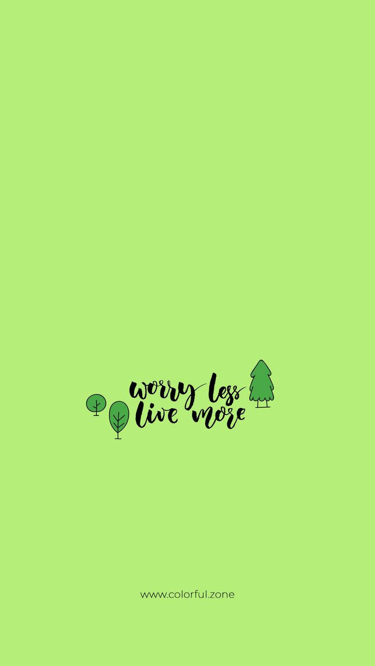 語錄 桌布 壁紙 — 簡約綠色背景，手寫短語 worry less live more 被簡單樹木圖標環繞。
