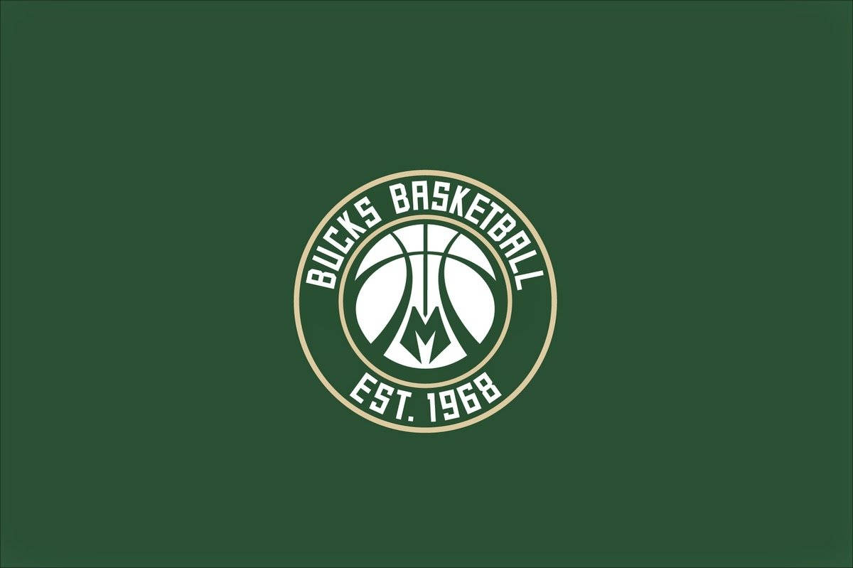 Bucks 桌布 壁紙 — 簡約綠色背景上展示密爾瓦基公鹿籃球隊標誌，以白色和金色呈現，並附有「EST. 1968」文字。