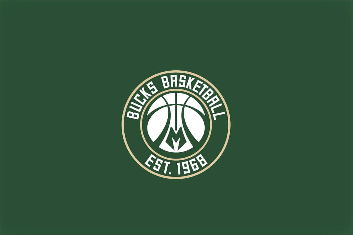 Milwaukee Bucks Logo 桌布 壁紙 — 簡約綠色背景上展示密爾瓦基公鹿隊籃球標誌，以白色和金色呈現，並附有「EST. 1968」字樣。