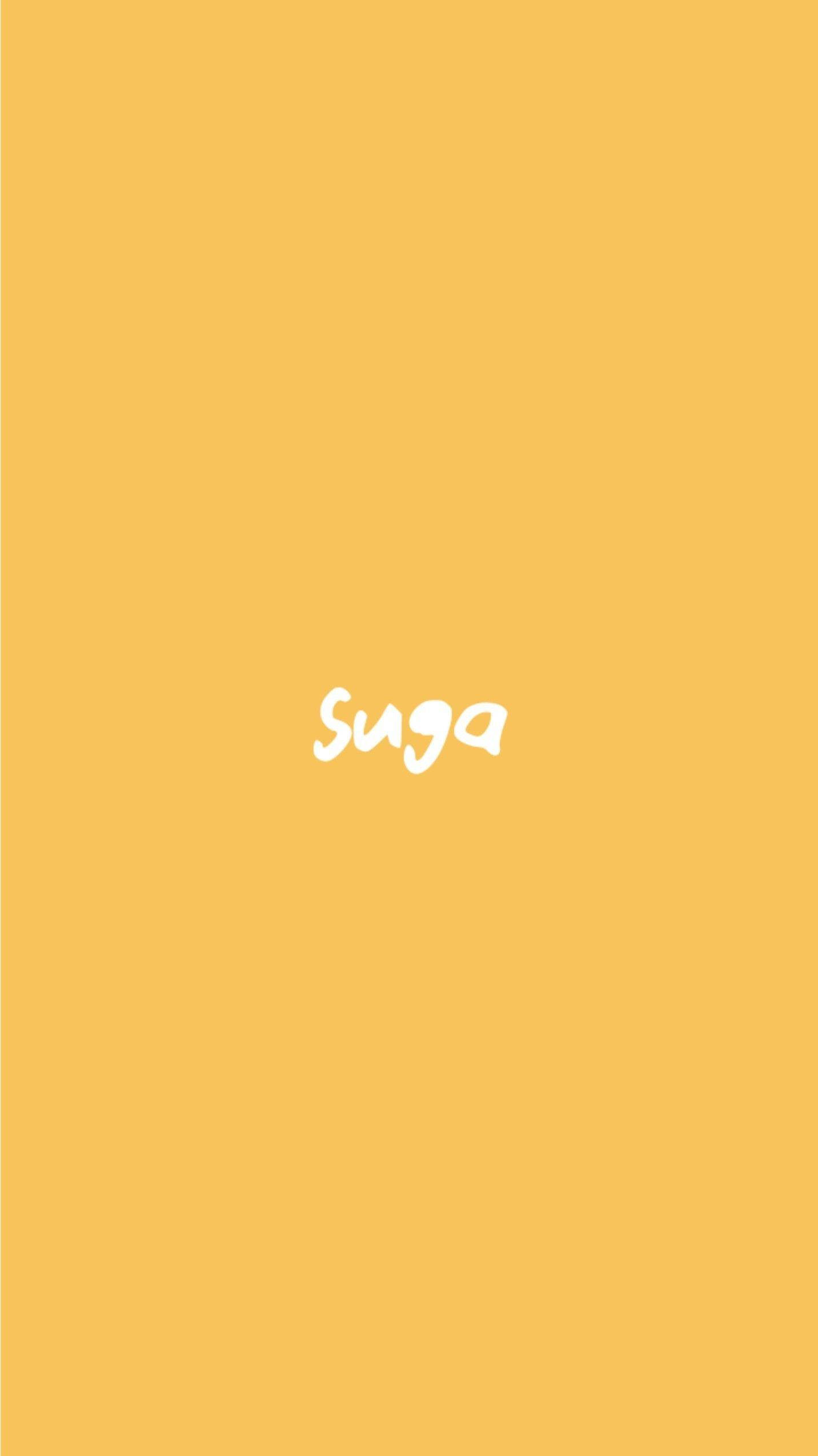 BTS 桌布 壁紙 — 簡約芥末黃背景，中央以白色草書字體呈現「Suga」一詞。