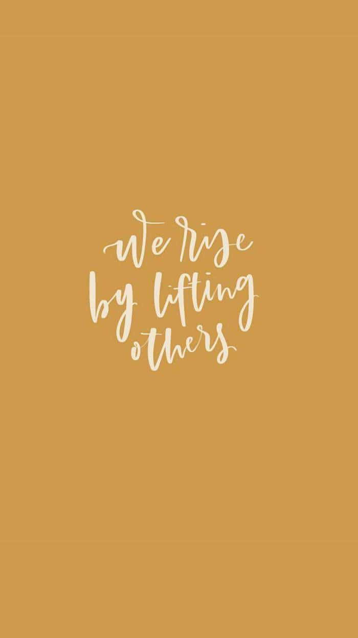 Quote 桌布 壁紙 — 簡約芥末黃色背景上，優雅的白色草書文字寫著「we rise by lifting others」。