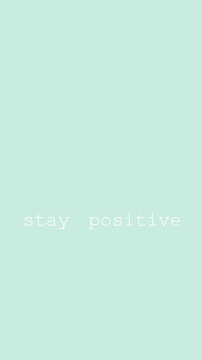 語錄 桌布 壁紙 — 簡約薄荷綠色背景，中央白色文字寫著 stay positive。