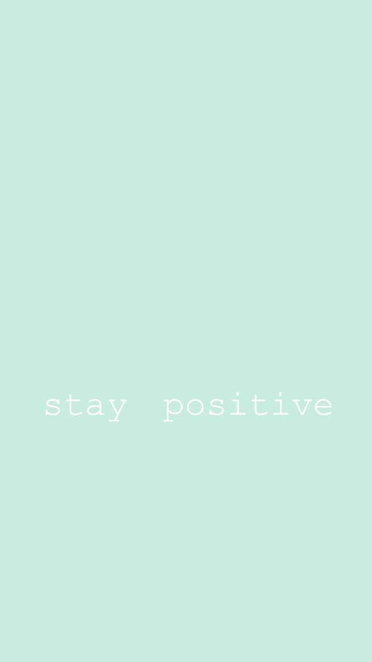 語錄 桌布 壁紙 — 簡約薄荷綠色背景，中央白色文字寫著 stay positive。