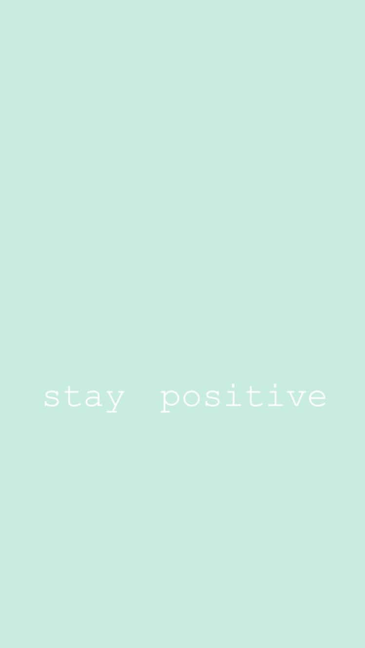 Mint 桌布 壁紙 — 簡約薄荷綠色背景，中央白色文字寫著 stay positive。