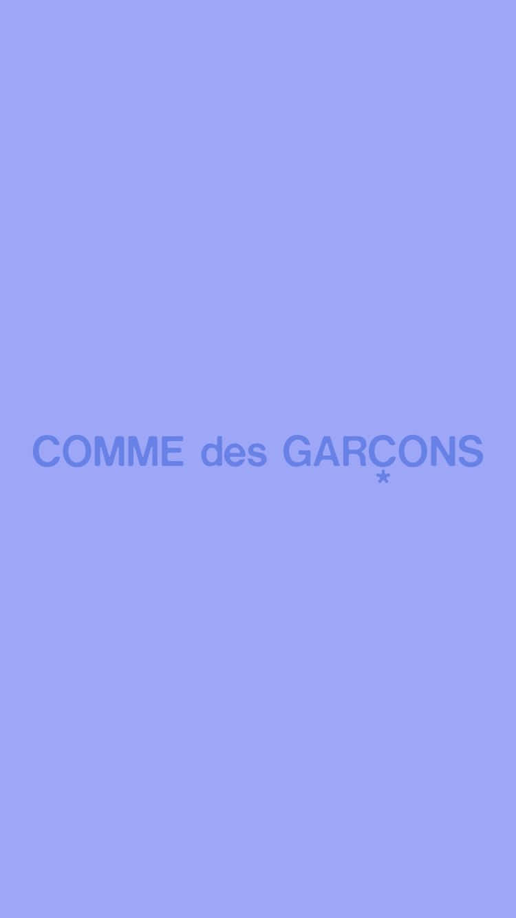 手機 桌布 壁紙 — 簡約薰衣草背景，中央帶有相同色調的COMME des GARÇONS文字。