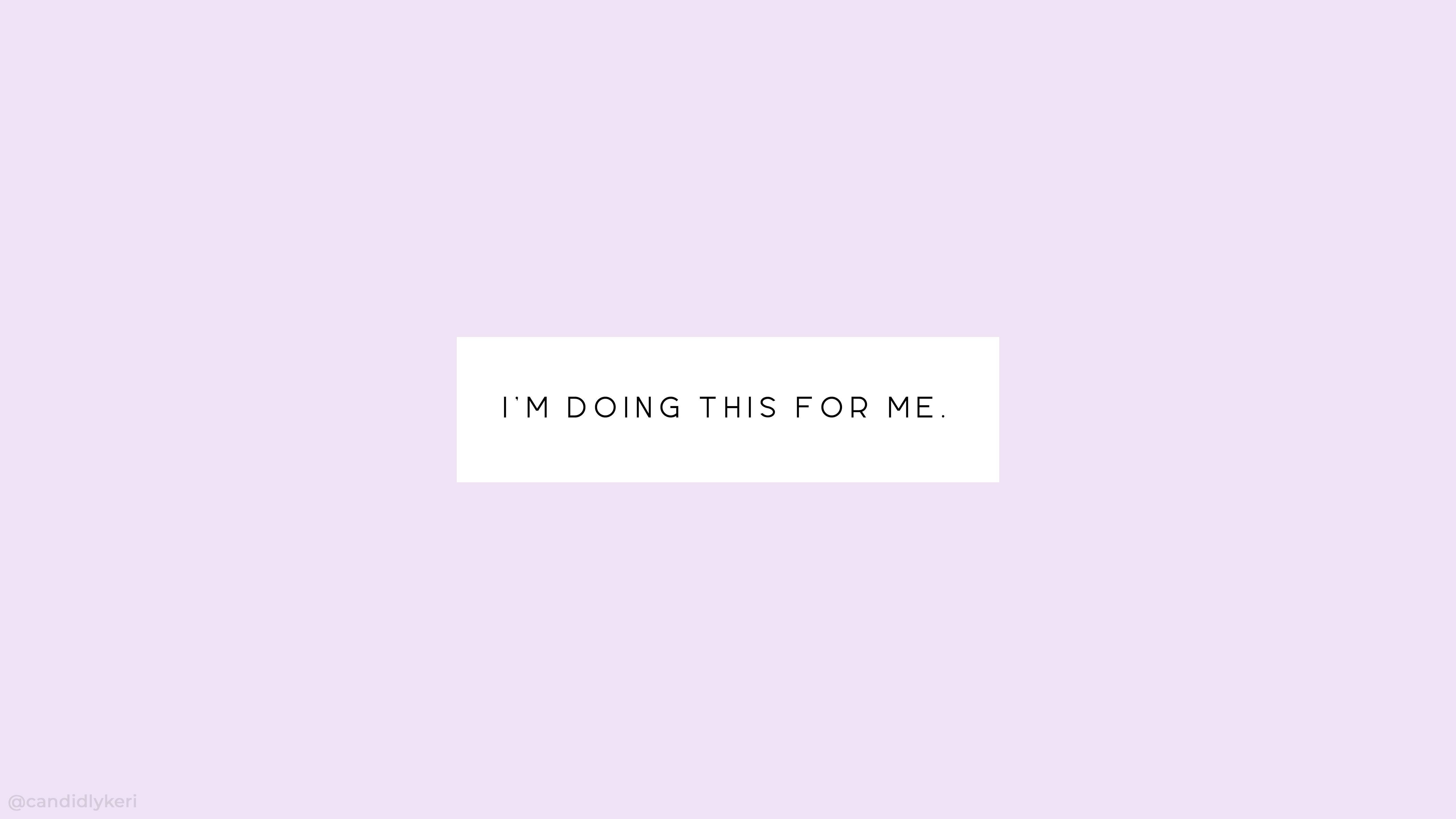 Motivational Quotes 桌布 壁紙 — 簡約薰衣草背景，中央白色方框內有粗體黑色文字寫著「I'M DOING THIS FOR ME。」
