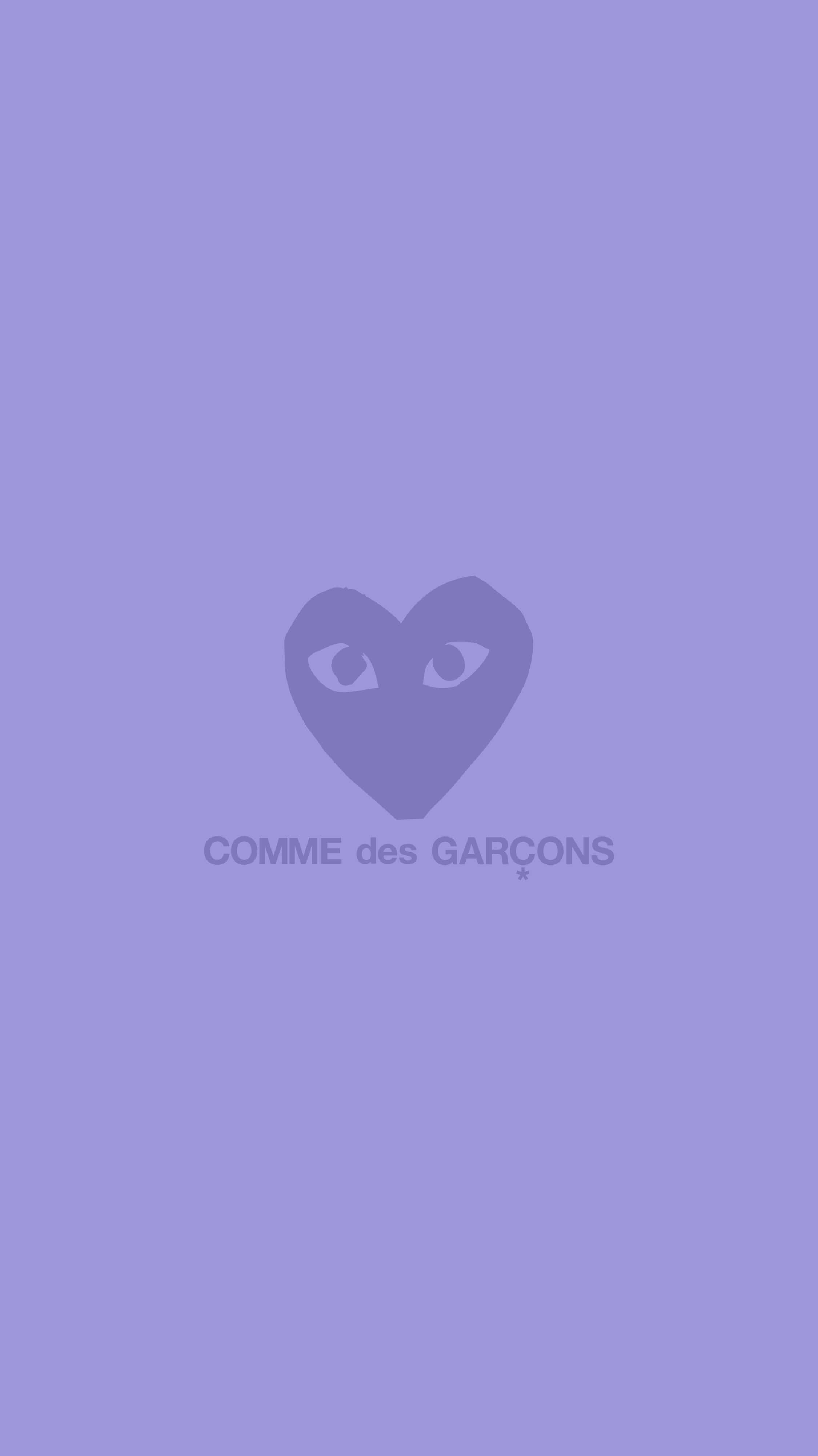 愛心 桌布 壁紙 — 簡約薰衣草背景，帶有心形眼睛標誌和品牌名稱 COMME des GARCONS。