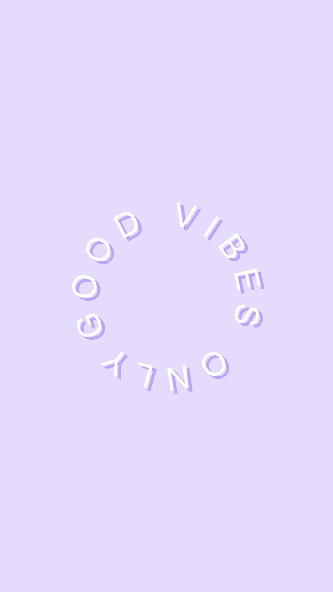 可愛粉彩 桌布 壁紙 — 簡約薰衣草背景，帶有白色圓形字體的「GOOD VIBES ONLY」文字。