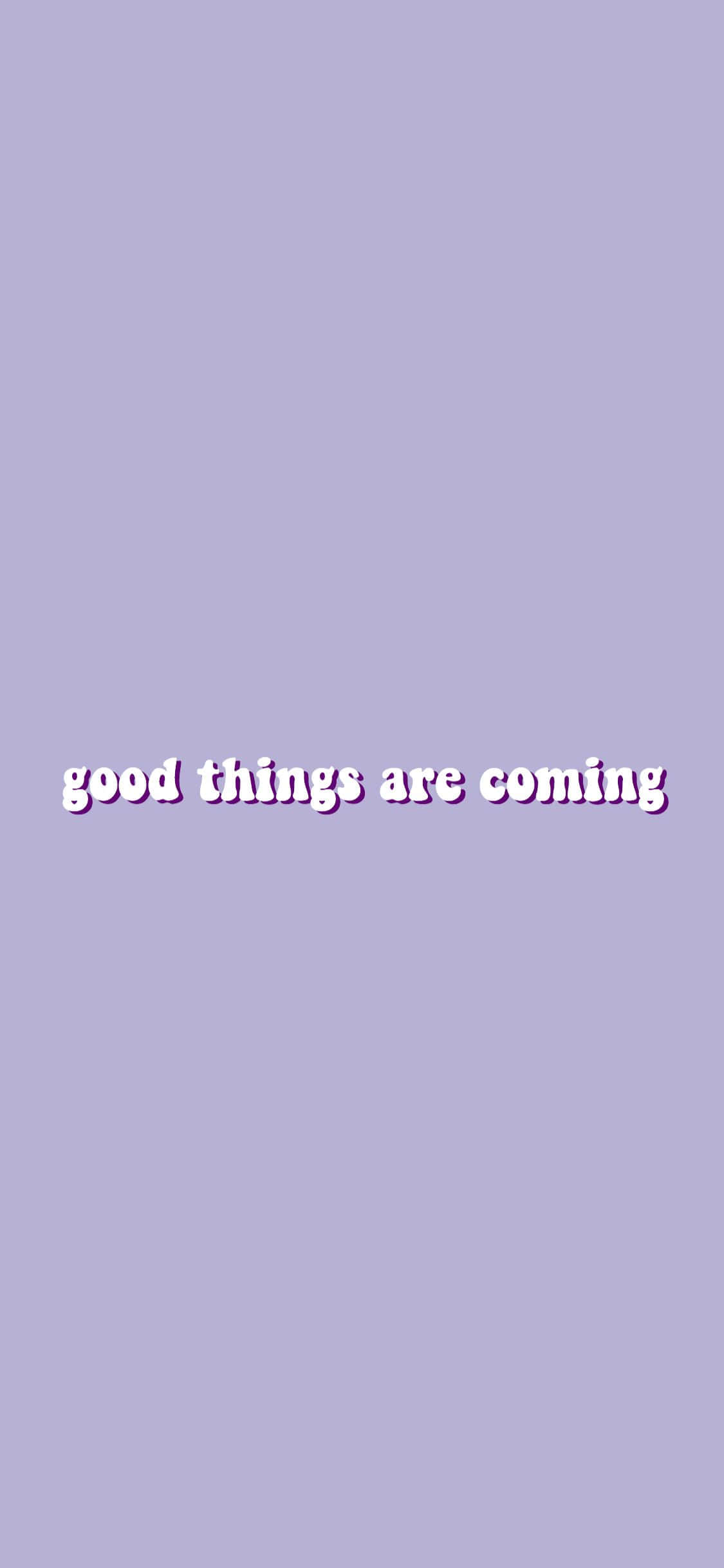 Good Things Are Coming 桌布 壁紙 — 簡約薰衣草背景，白色文字帶紫色輪廓寫著good things are coming。