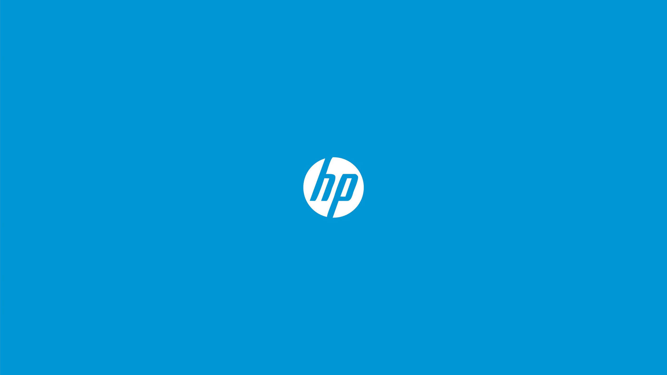HP 桌布 壁紙 — 簡約藍色背景，中央有白色HP標誌。