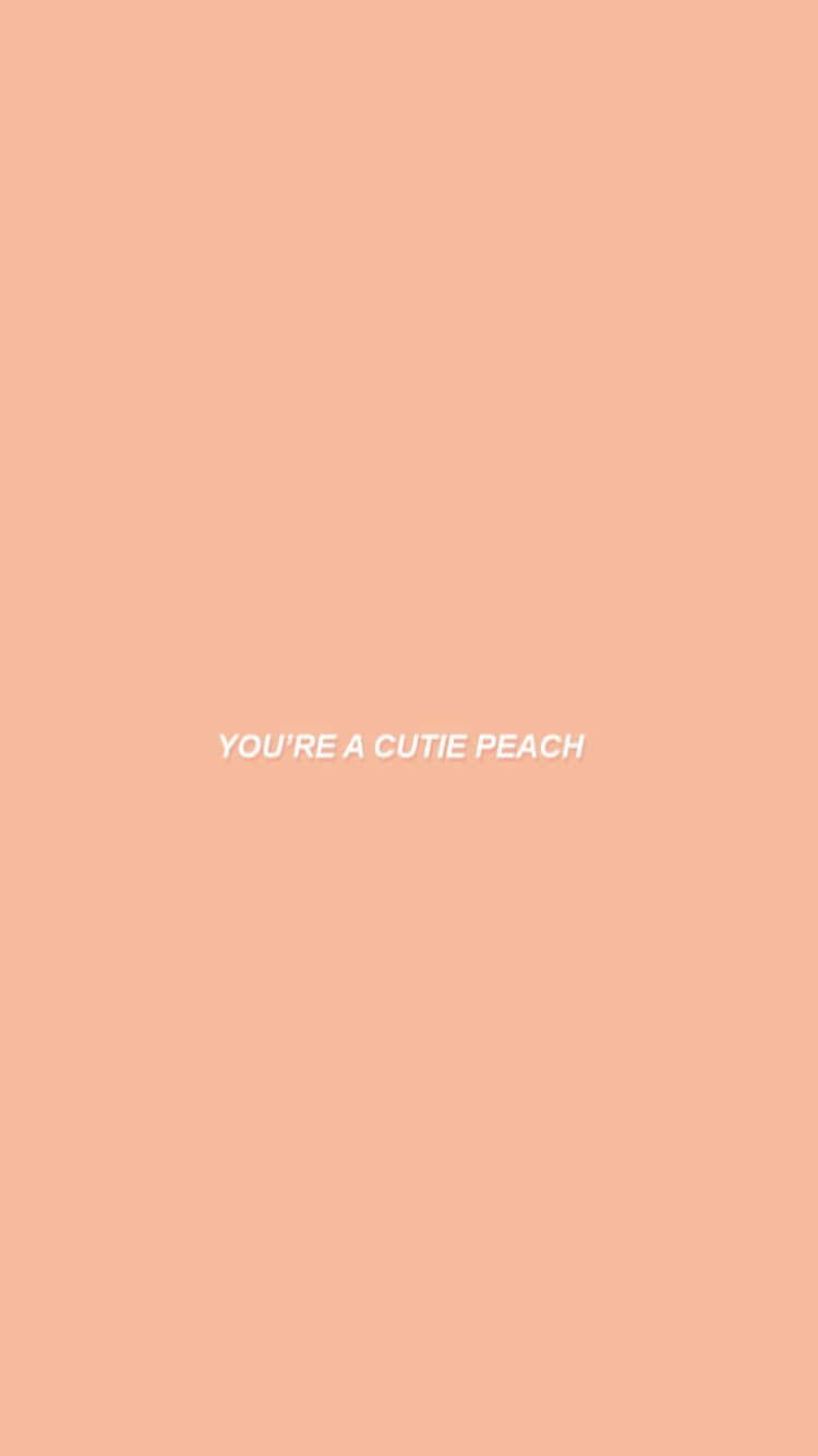 桌布 壁紙 — 簡約蜜桃背景，中央白色文字寫著 you're a cutie peach。