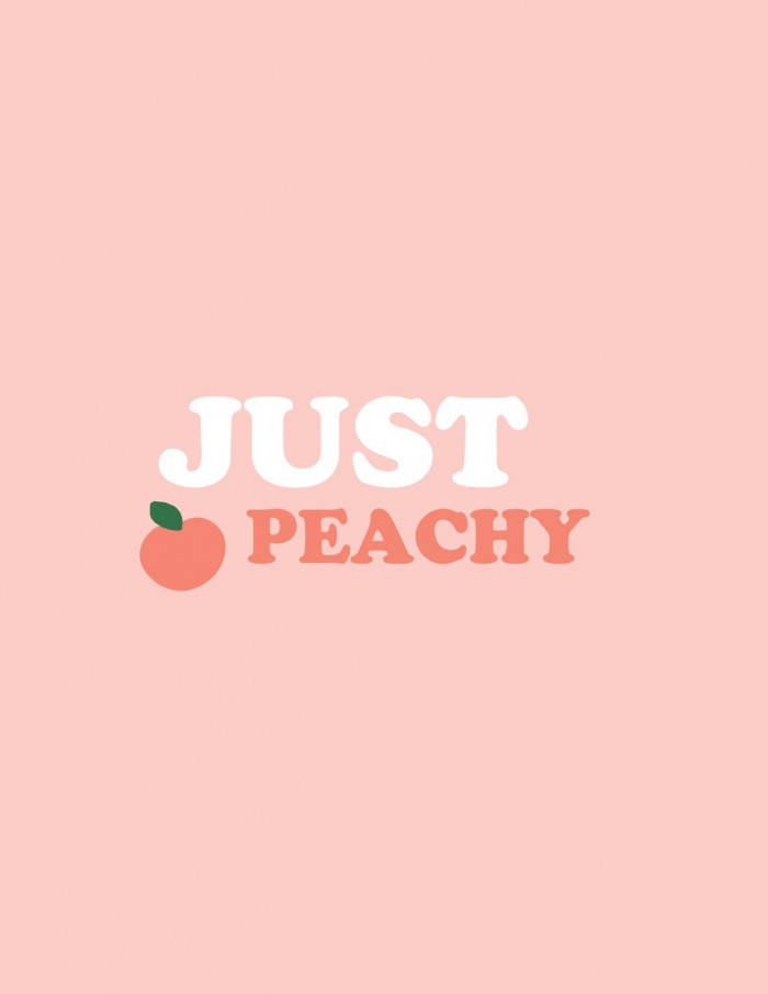 語錄 桌布 壁紙 — 簡約蜜桃色背景，上面寫著「JUST PEACHY」，並在 peachy 旁邊有一個可愛的蜜桃圖示。
