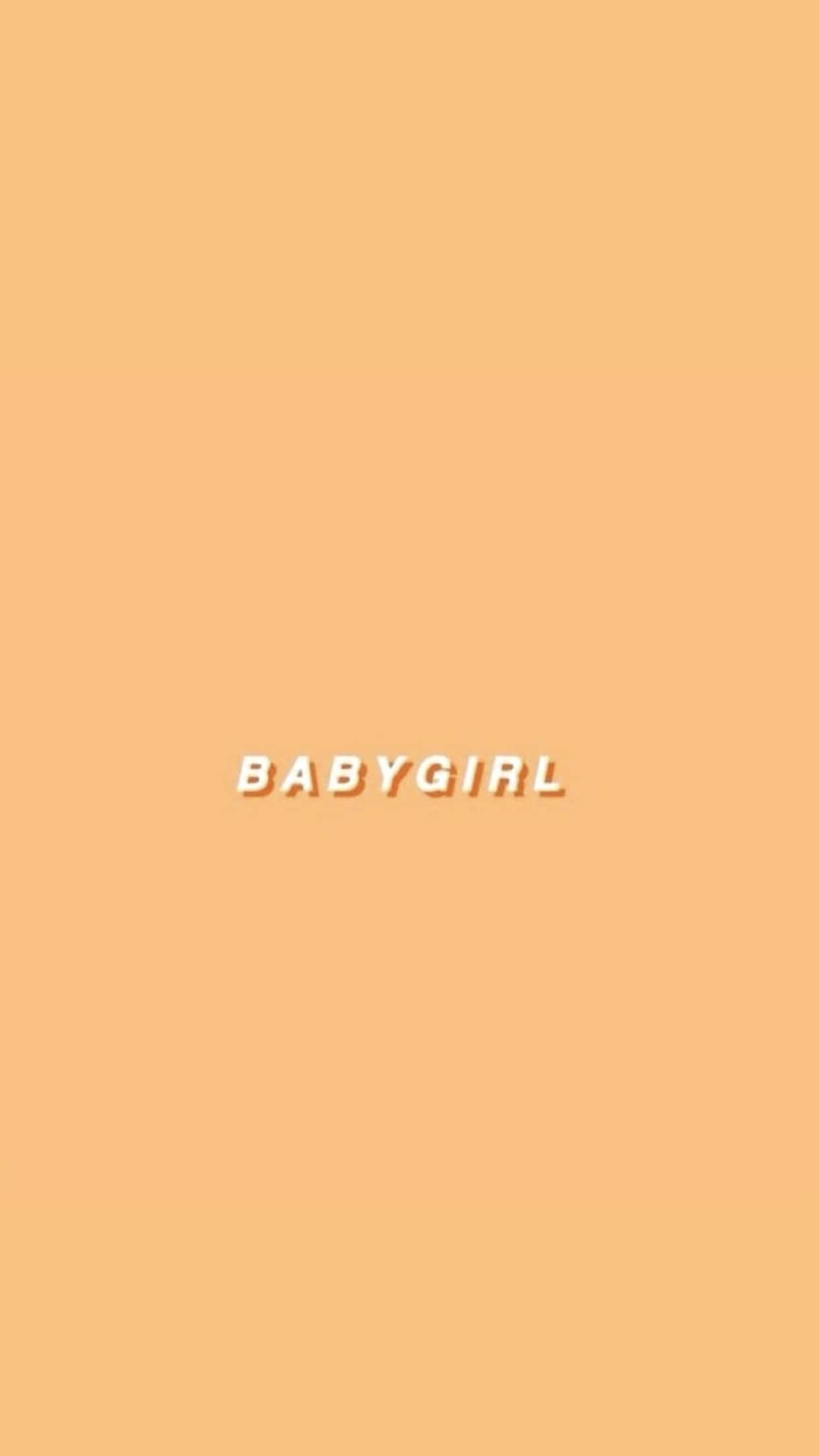 Vsco Girl 桌布 壁紙 — 簡約蜜桃色背景，中央有白色3D文字寫著BABYGIRL。