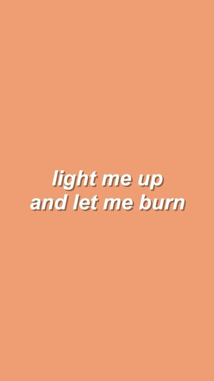 蜜桃色背景，白色文字 light me up and let me burn