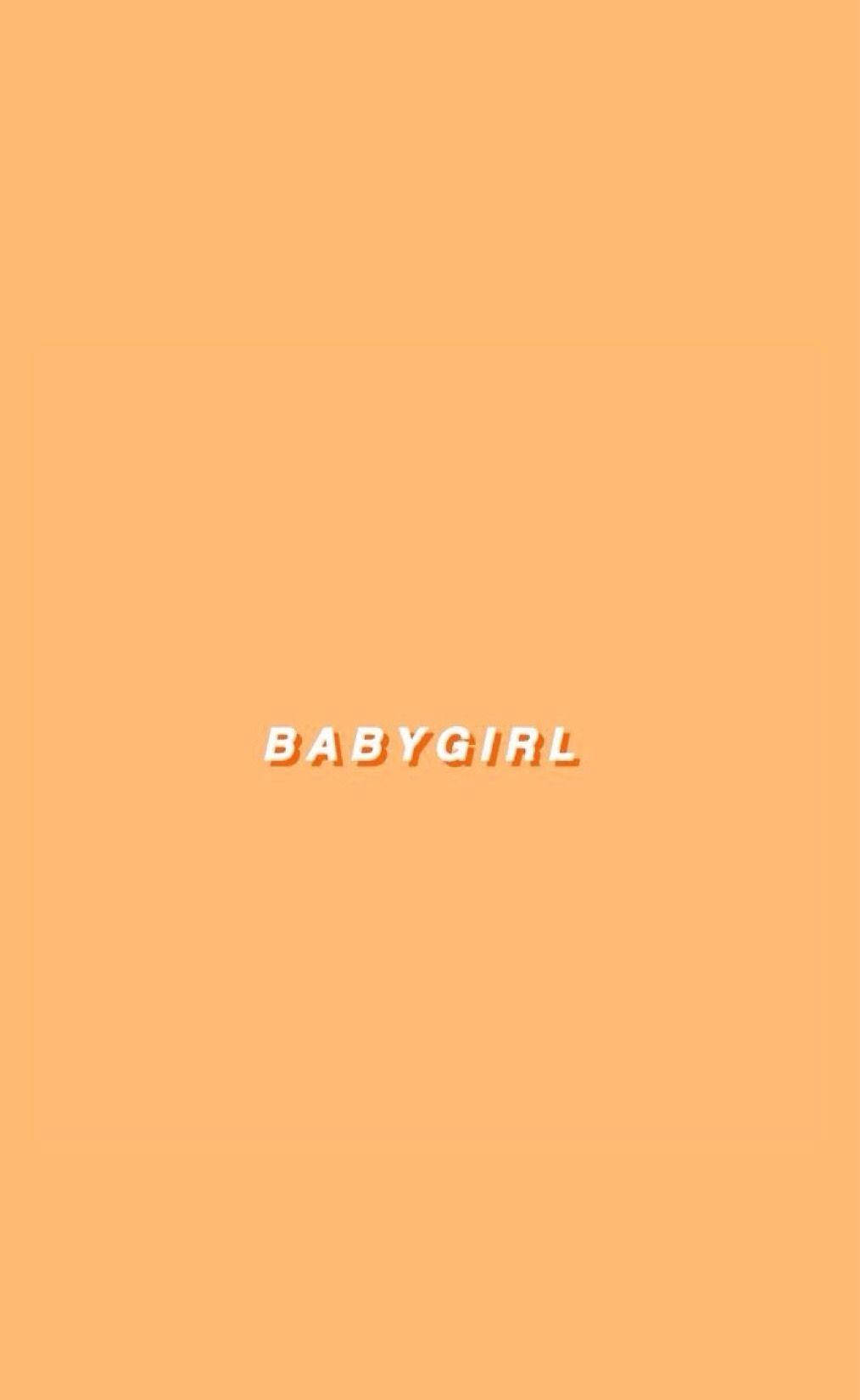 美學米色 桌布 壁紙 — 簡約蜜桃色背景，粗體白色3D文字BABYGIRL置中顯示。