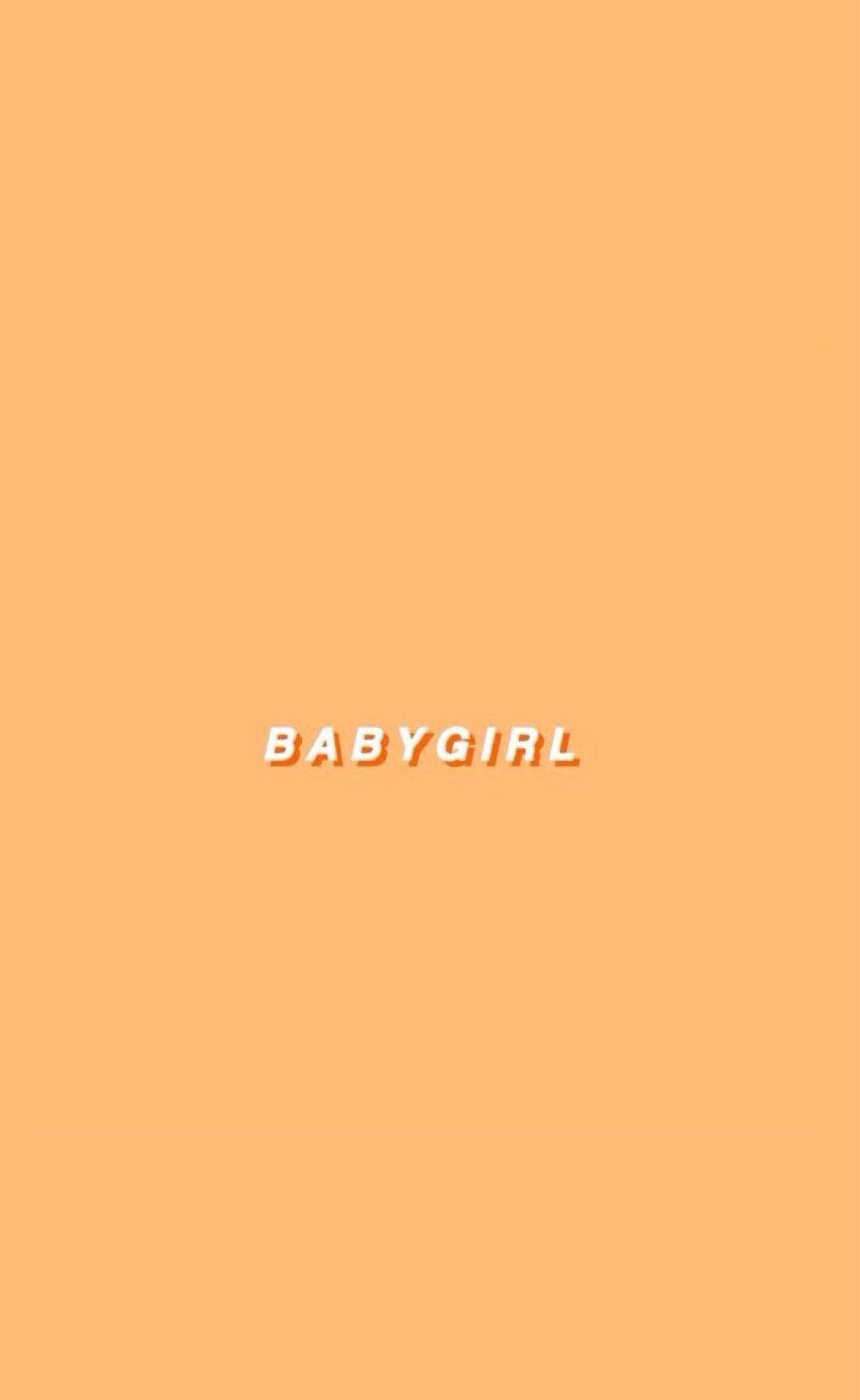 Baby Girl 桌布 壁紙 — 簡約蜜桃色背景，粗體白色文字 BABYGIRL 居中顯示。