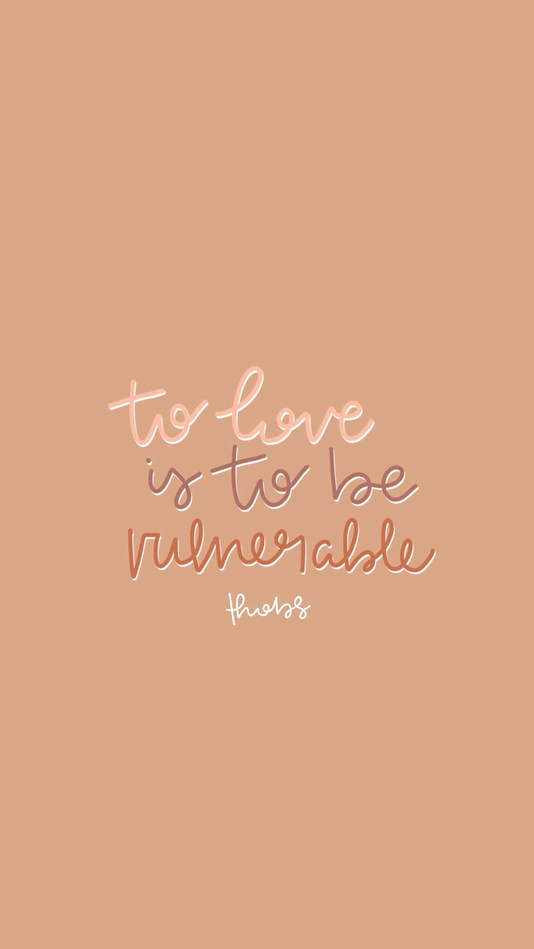高清 桌布 壁紙 — 簡約蜜桃色背景，配上優雅草書引言「to love is to be vulnerable」，以柔和粉紅和白色呈現。