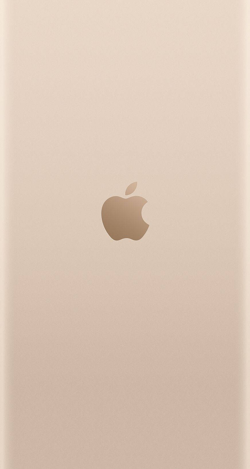 iPhone 6s Gold 桌布 壁紙 — 簡約金色iPhone背面，中央帶有Apple標誌，置於光滑金屬表面。