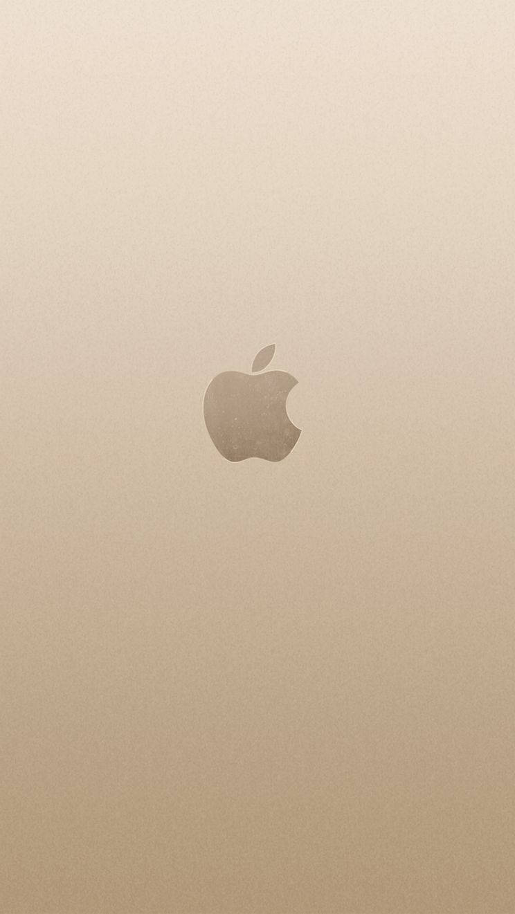 iPhone 6s Gold 桌布 壁紙 — 簡約金色漸變背景，中央帶有低調的Apple標誌，採用柔軟霧面飾面。