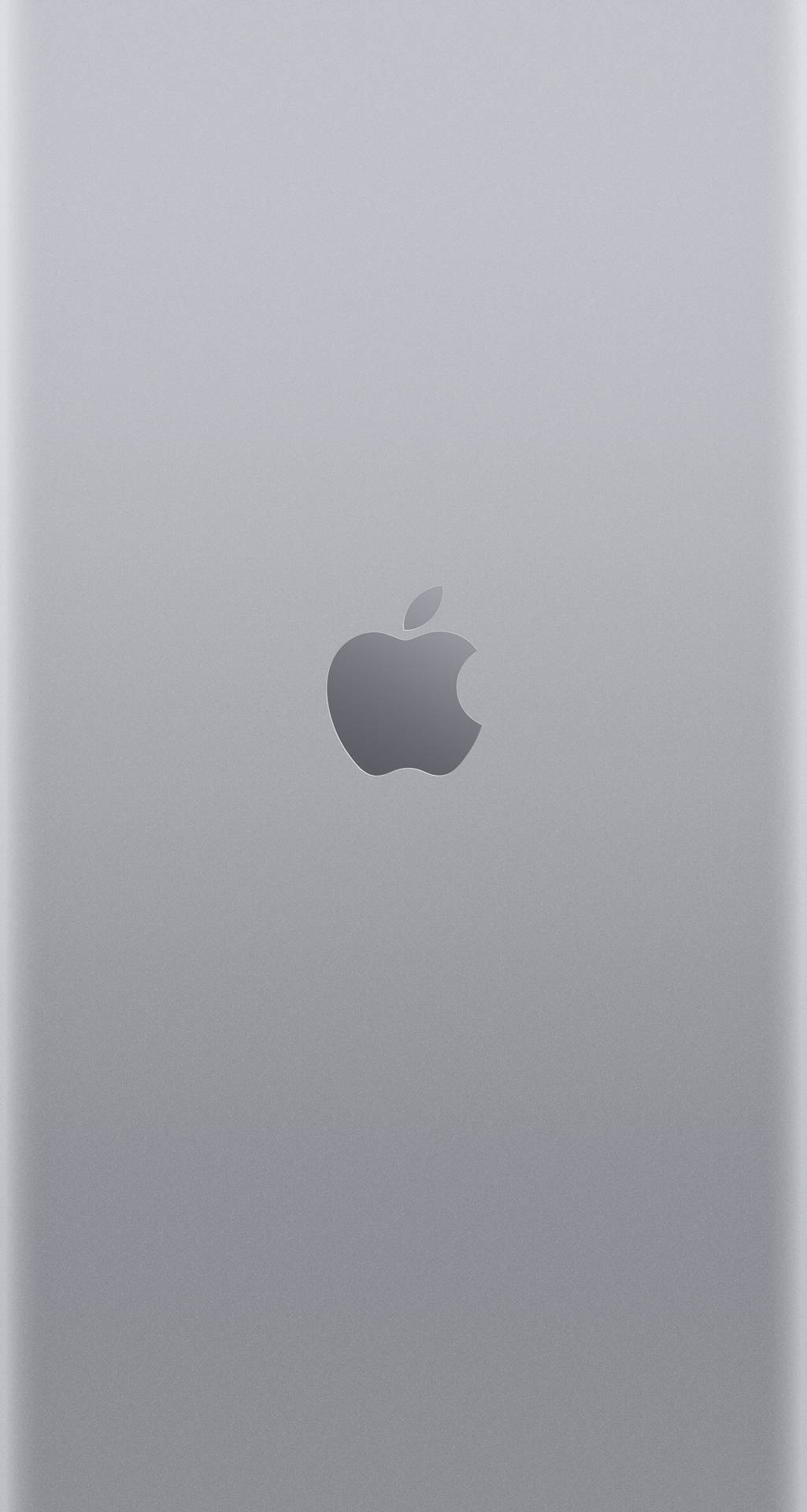 蘋果標誌 桌布 壁紙 — 簡約銀色iPhone背面，中央帶有霧面Apple標誌，背景為漸層灰色。