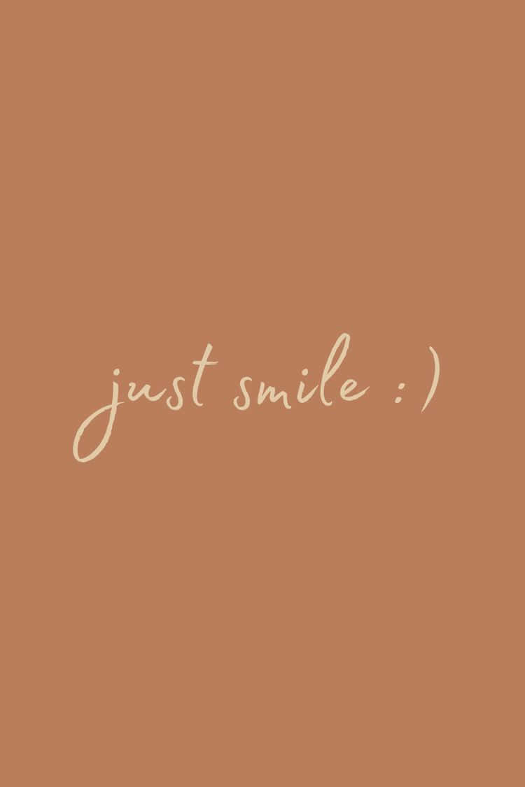Happy Mood 桌布 壁紙 — 簡約陶土背景，搭配優雅草書文字，寫著 just smile :) 的奶油色。