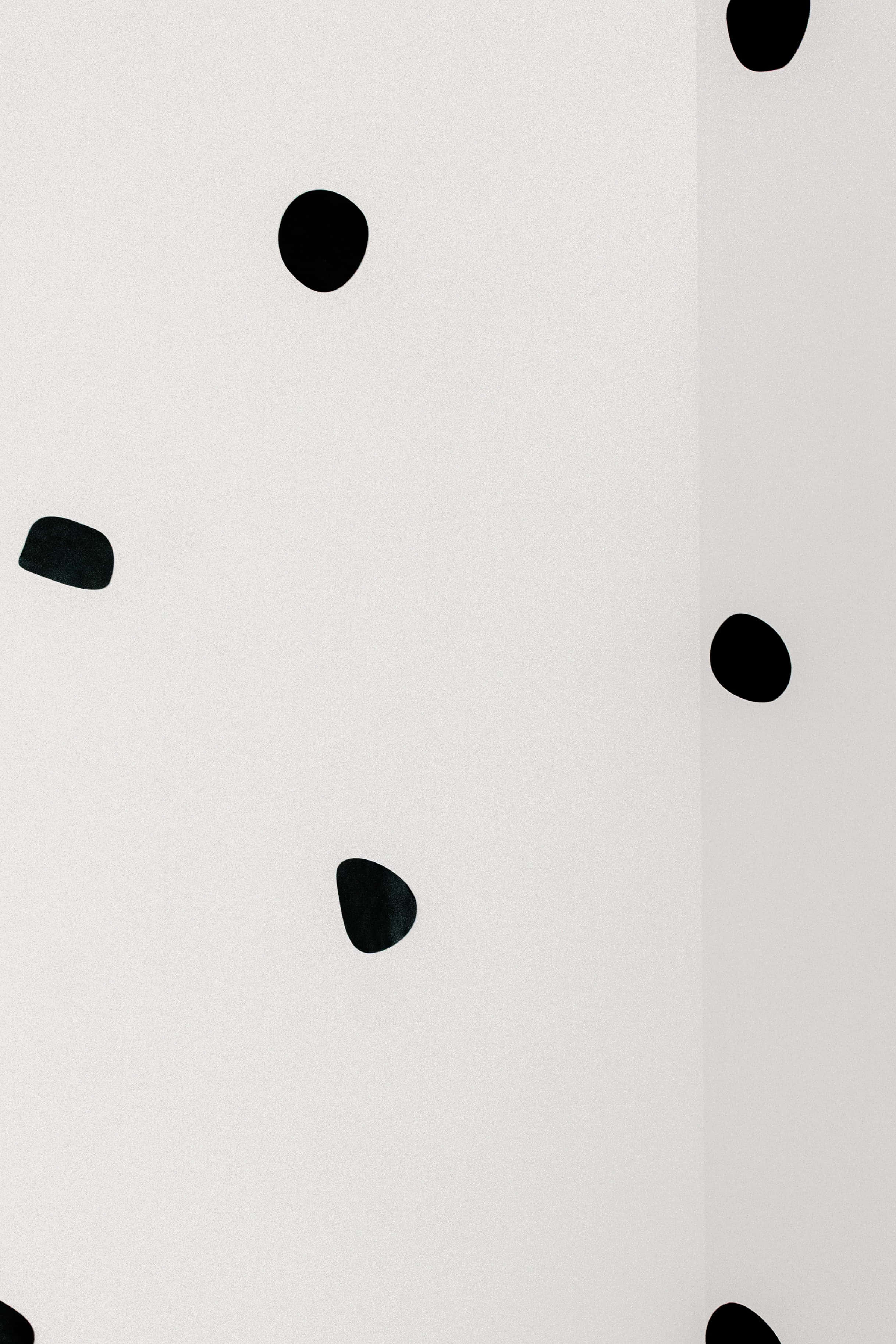 Black And White Dots 桌布 壁紙 — 簡約風格壁紙，在帶有紋理的米白色背景上散佈著黑色有機形狀。