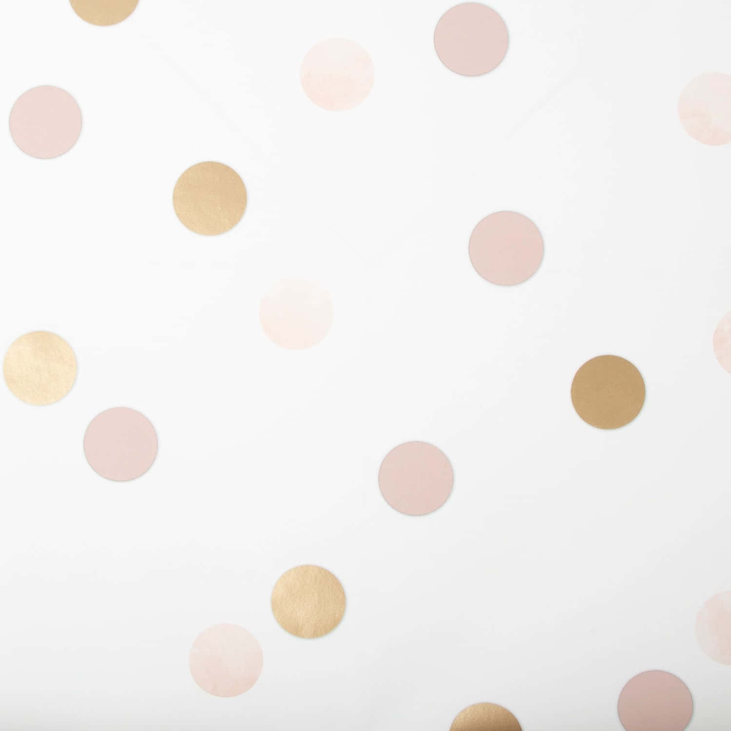 Polka Dot 桌布 壁紙 — 簡約風格壁紙，在純白背景上散落著粉彩粉紅色和金屬金色圓點。