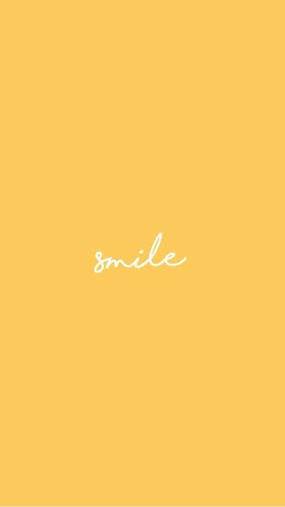 Yellow Aesthetic Phone 桌布 壁紙 — 簡約黃色背景，中央有白色草書字體 smile。