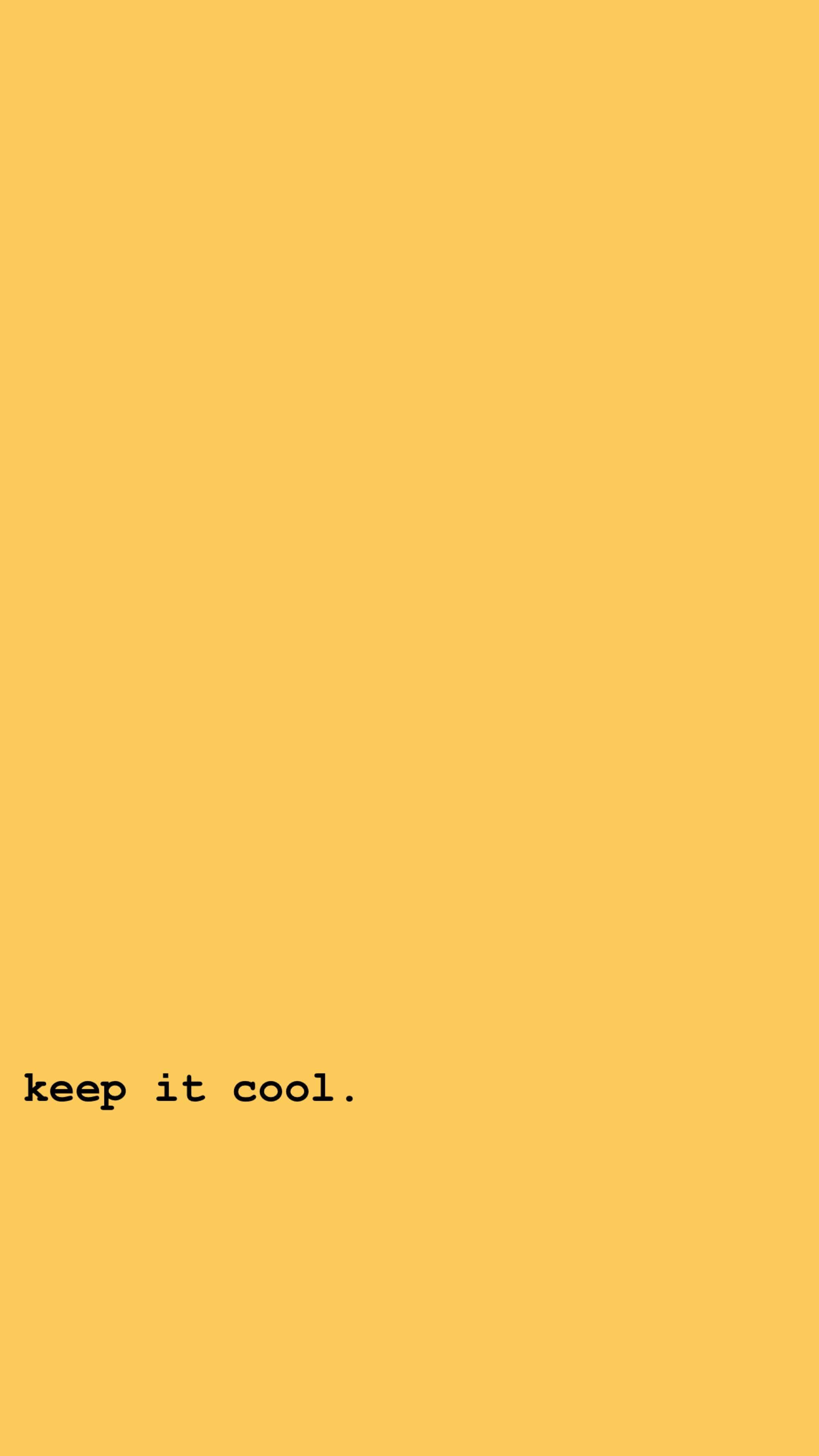 桌布 壁紙 — 簡約黃色背景，中央黑色文字寫著 keep it cool