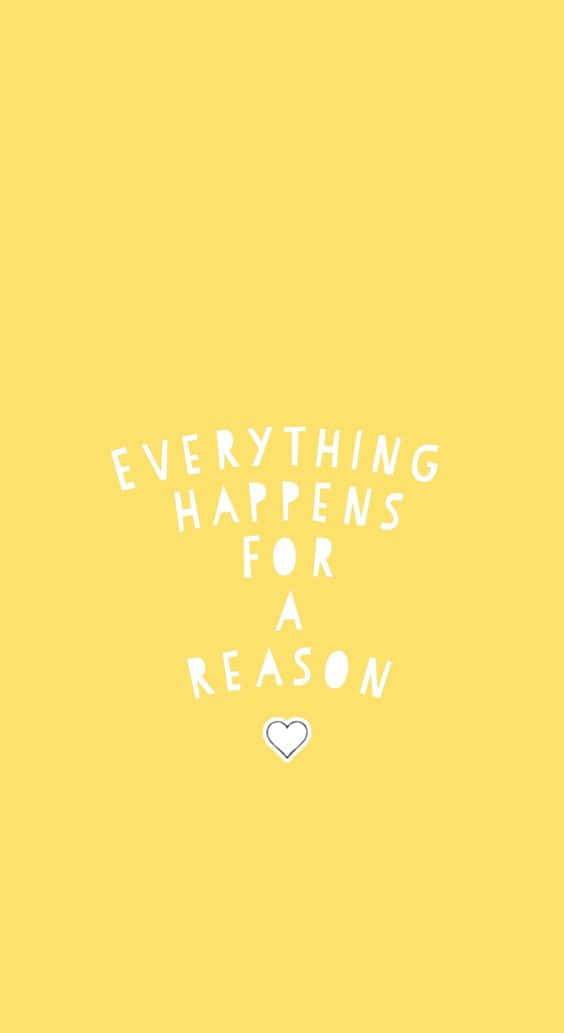 Aesthetic Yellow 桌布 壁紙 — 簡約黃色背景上，以白色手寫風格文字呈現「EVERYTHING HAPPENS FOR A REASON」字句，下方有一個小心形。