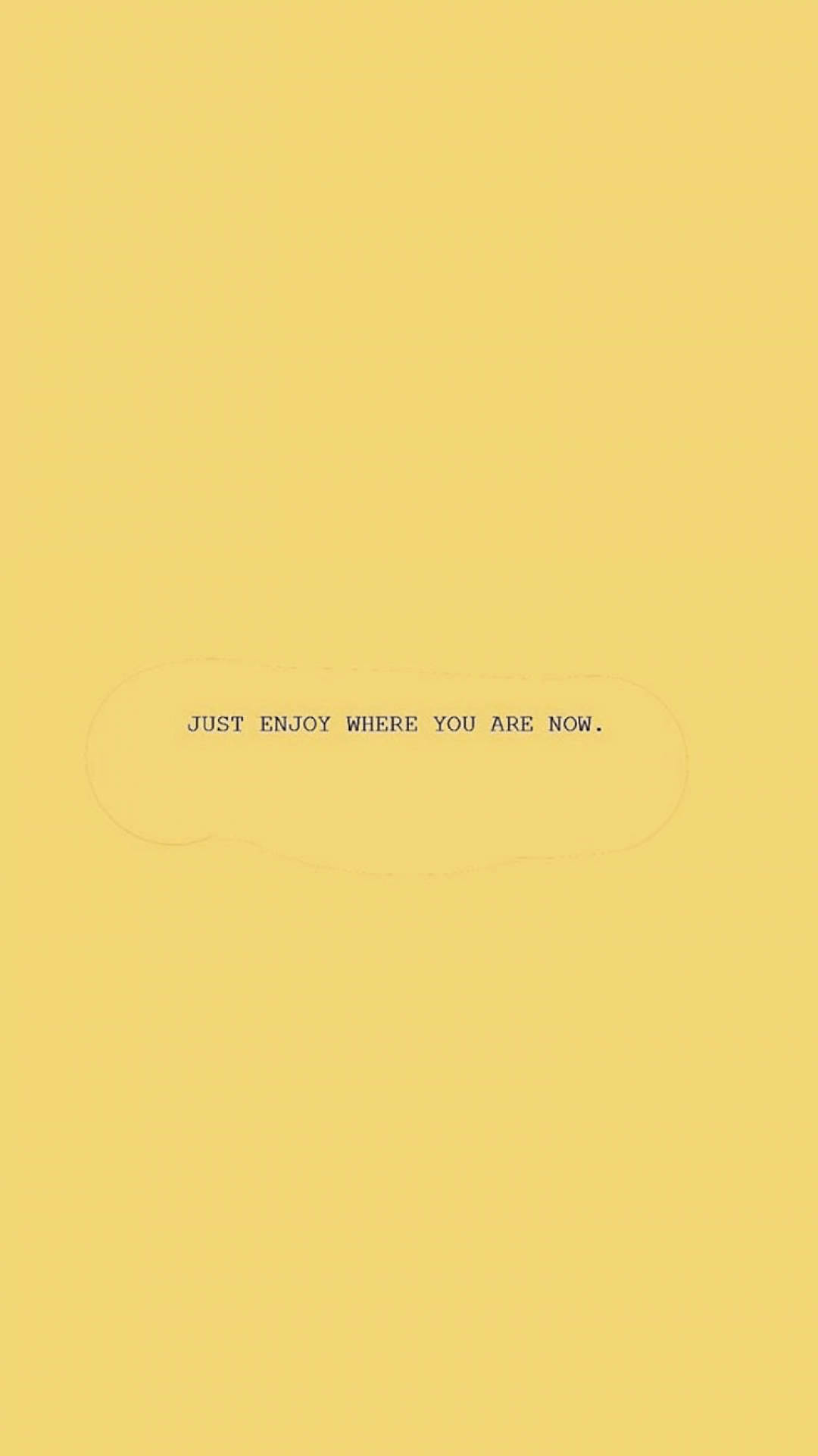 語錄 桌布 壁紙 — 簡約黃色背景上，淡淡的雲朵輪廓內顯示文字「JUST ENJOY WHERE YOU ARE NOW.」。