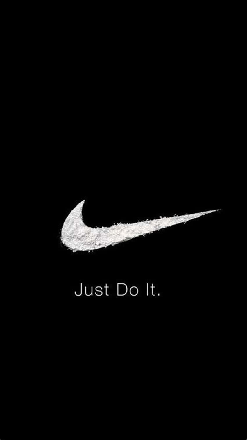Nike 桌布 壁紙 — 簡約黑色桌布，帶有紋理白色Nike勾號和「Just Do It.」文字。