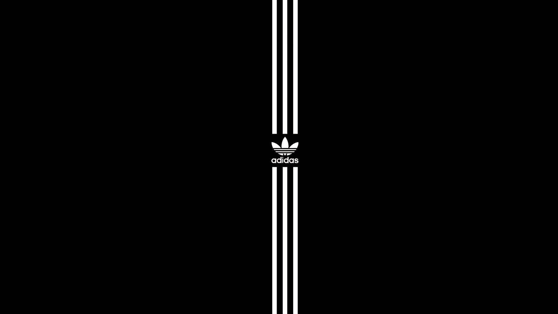 愛迪達 桌布 壁紙 — 簡約黑色背景，中央有垂直白色adidas條紋和標誌。