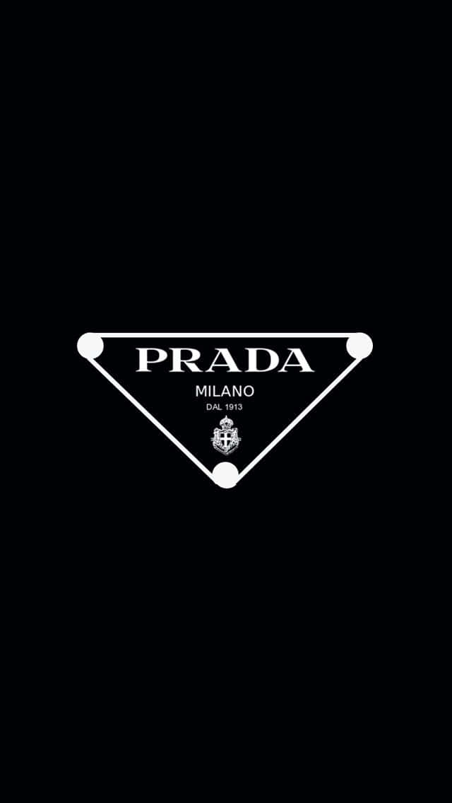 Prada 桌布 壁紙 — 簡約黑色背景，中央有白色Prada標誌三角形，附有文字和徽章。