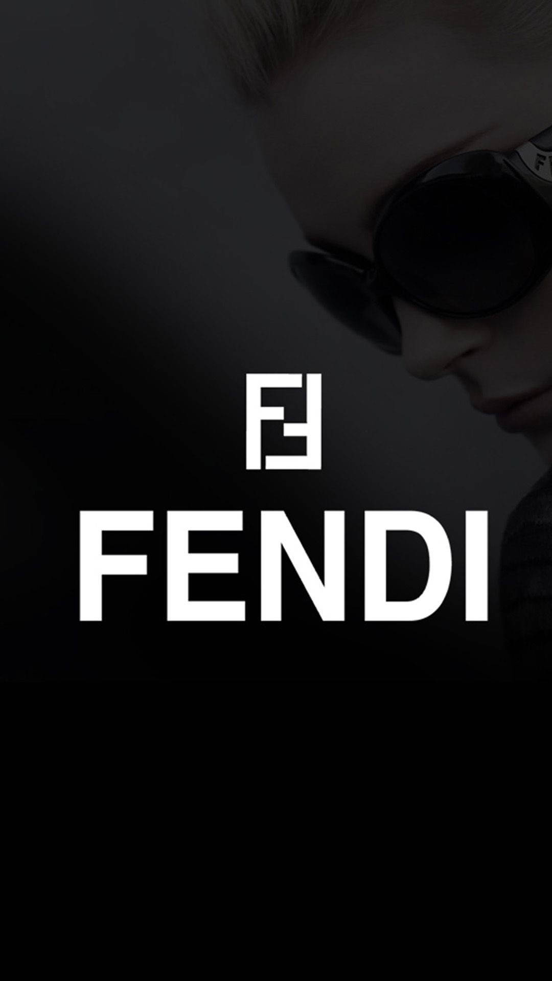 Fendi 桌布 壁紙 — 簡約黑色背景，中間有一個人戴著太陽眼鏡，並有粗體白色FENDI標誌。
