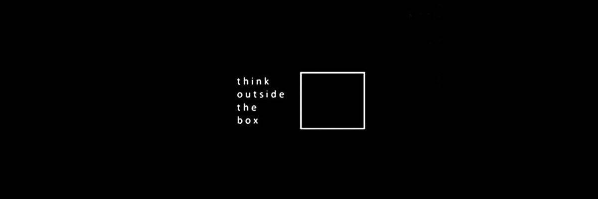 推特 桌布 壁紙 — 簡約黑色背景，白色文字寫著think outside the box，旁邊有一個白色正方形。