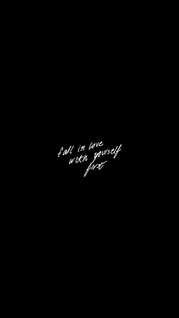 Motivational Quotes Black 桌布 壁紙 — 簡約黑色背景，白色草書文字寫著先愛自己。