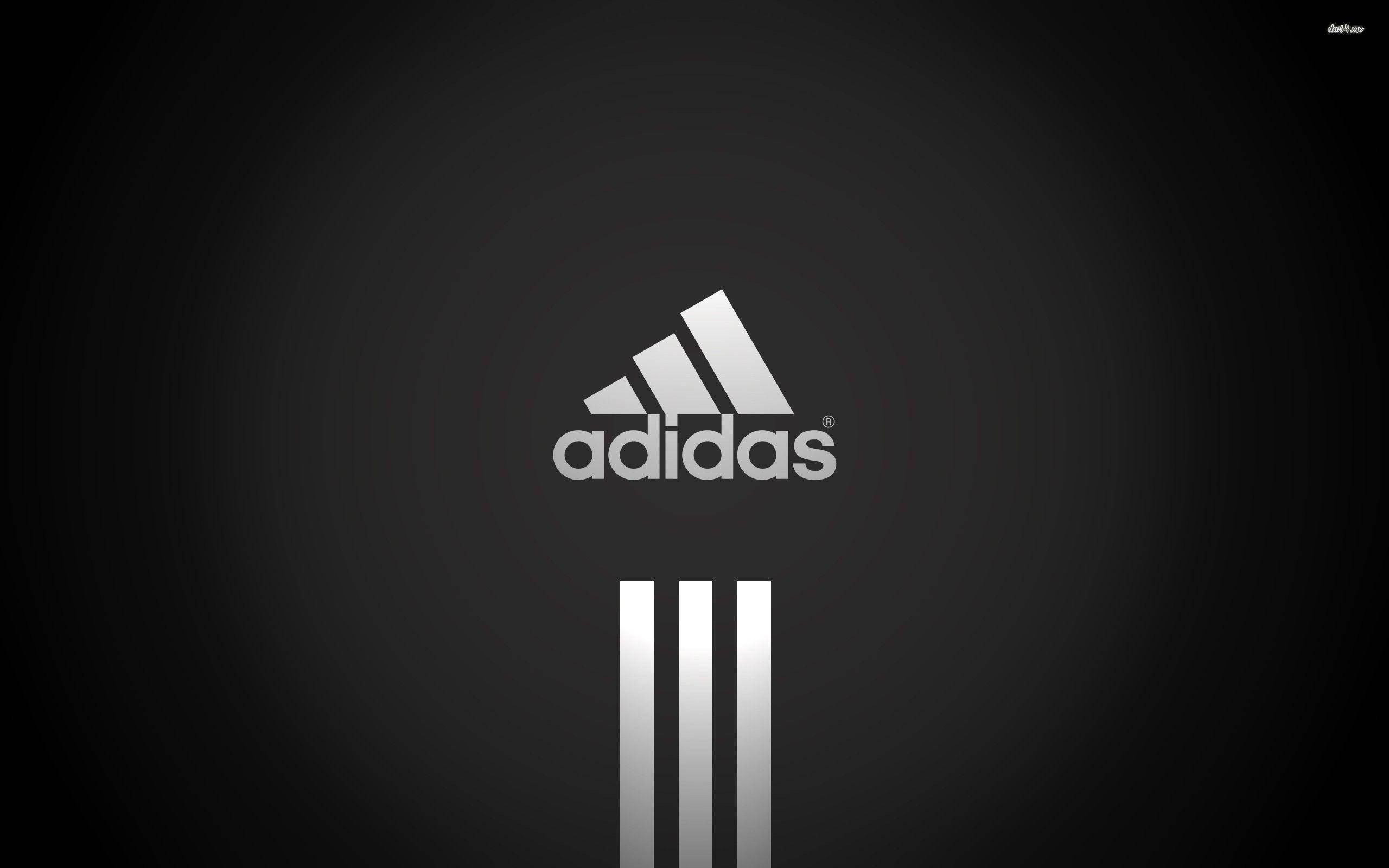 愛迪達 桌布 壁紙 — 簡約黑色背景，銀色Adidas標誌，下方有三條紋。