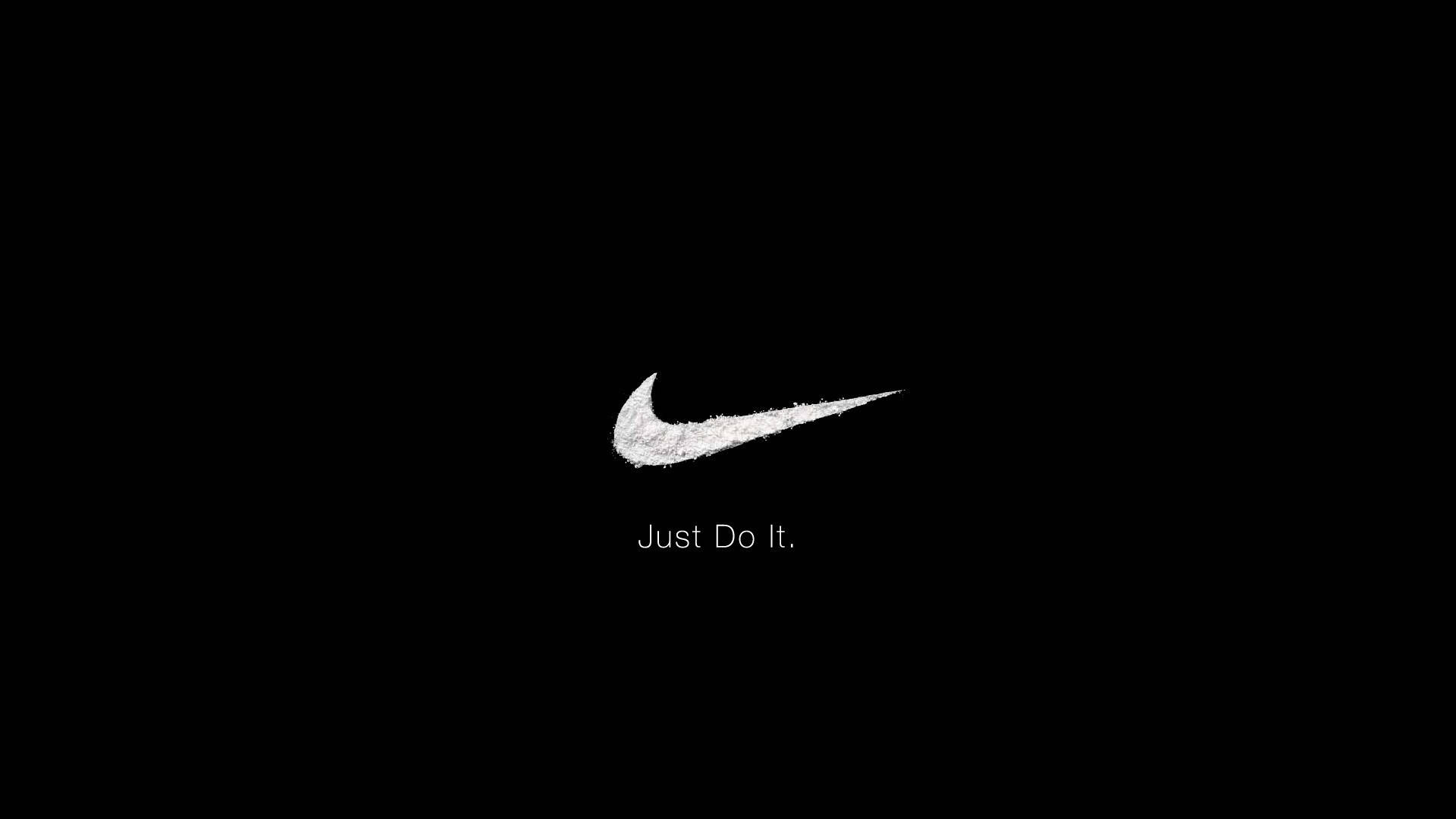 Swoosh 桌布 壁紙 — 簡約黑色背景上，帶有紋理的白色Nike勾勾和口號「Just Do It.」以清晰白色文字呈現。