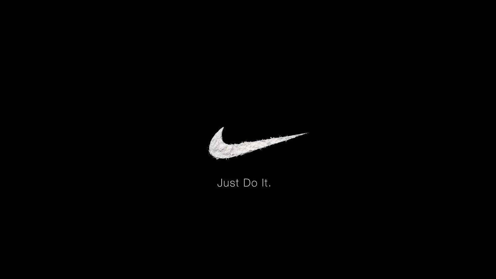 Cool Nike 桌布 壁紙 — 簡約黑色背景上，帶有紋理的白色Nike勾勾和標語「Just Do It.」以清晰白色文字呈現。