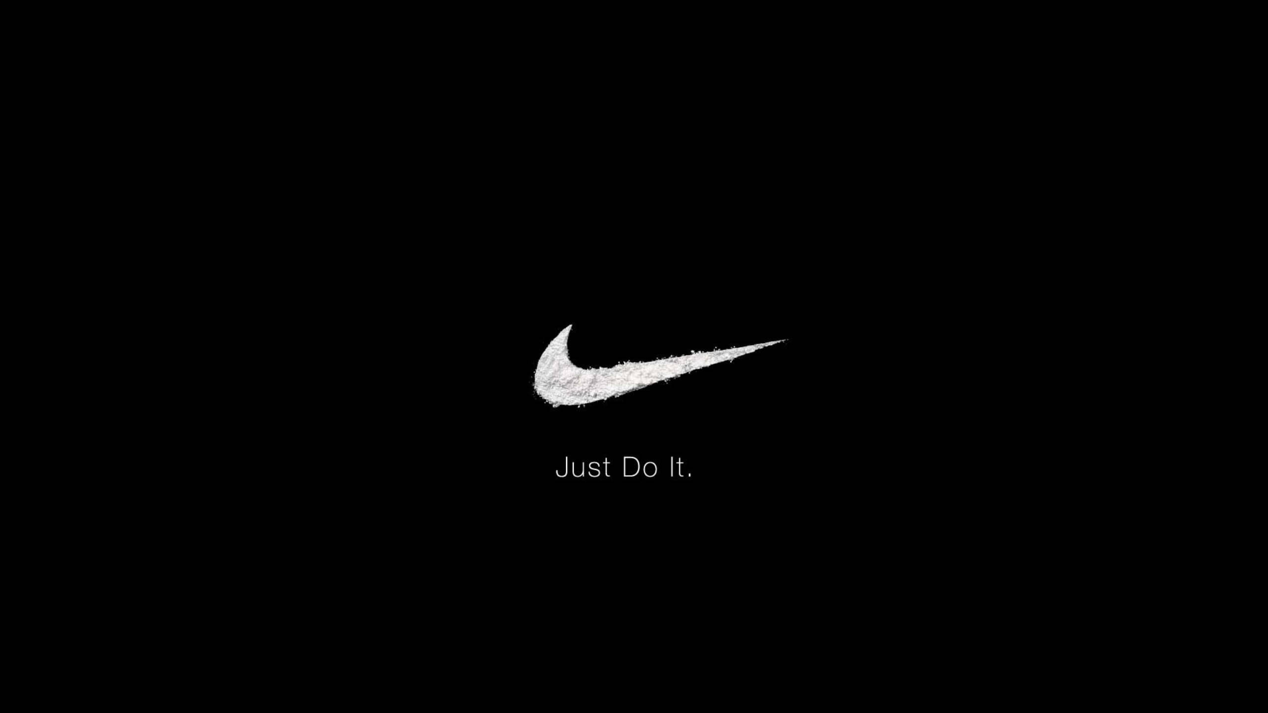 Just Do It 桌布 壁紙 — 簡約黑色背景上，有紋理的白色Nike勾勾和口號「Just Do It.」以清晰白色文字呈現。