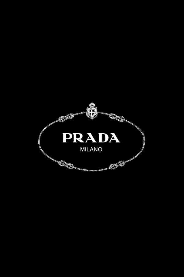 Prada 桌布 壁紙 — 簡約黑色背景上，白色Prada Milano標誌被鏈條設計環繞，上方有盾徽。