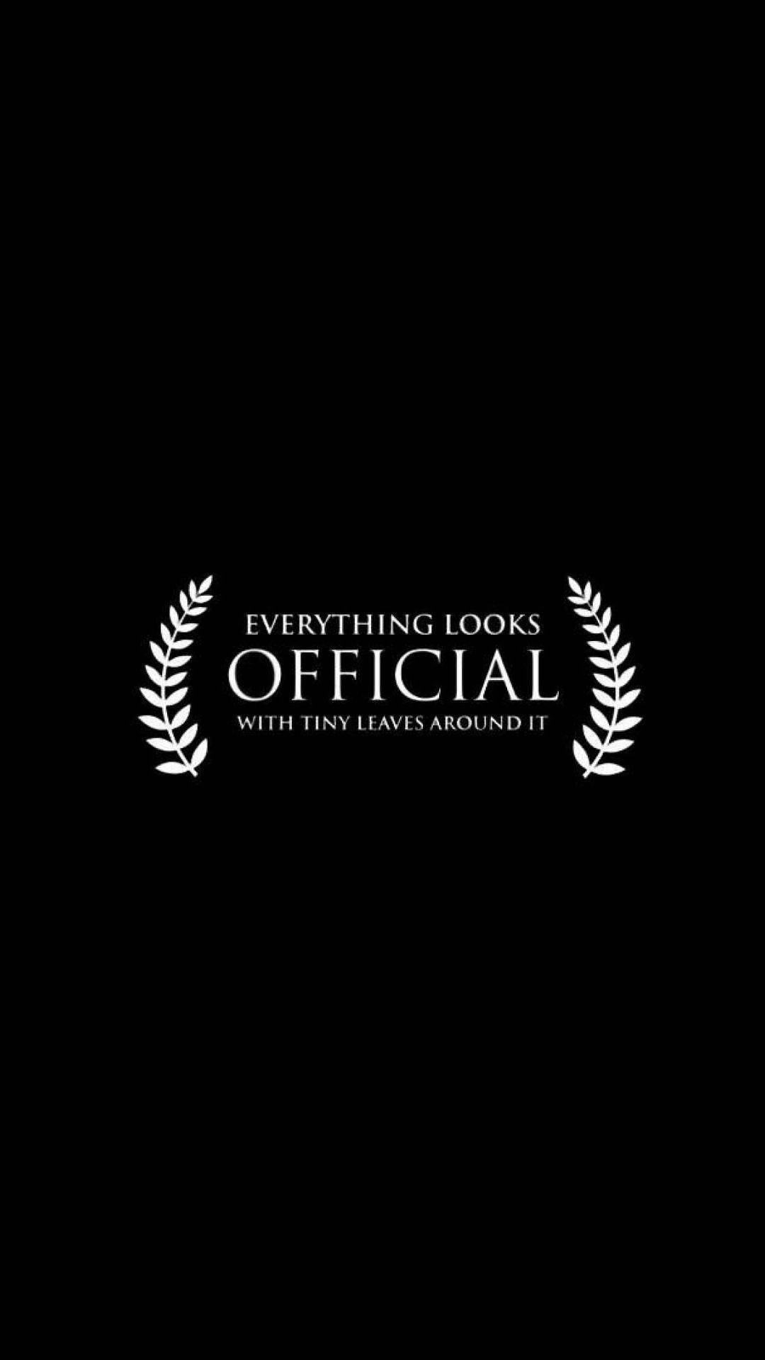搞笑 桌布 壁紙 — 簡約黑色背景上，白色文字寫著「EVERYTHING LOOKS OFFICIAL WITH TINY LEAVES AROUND IT」，並以月桂花環框住。
