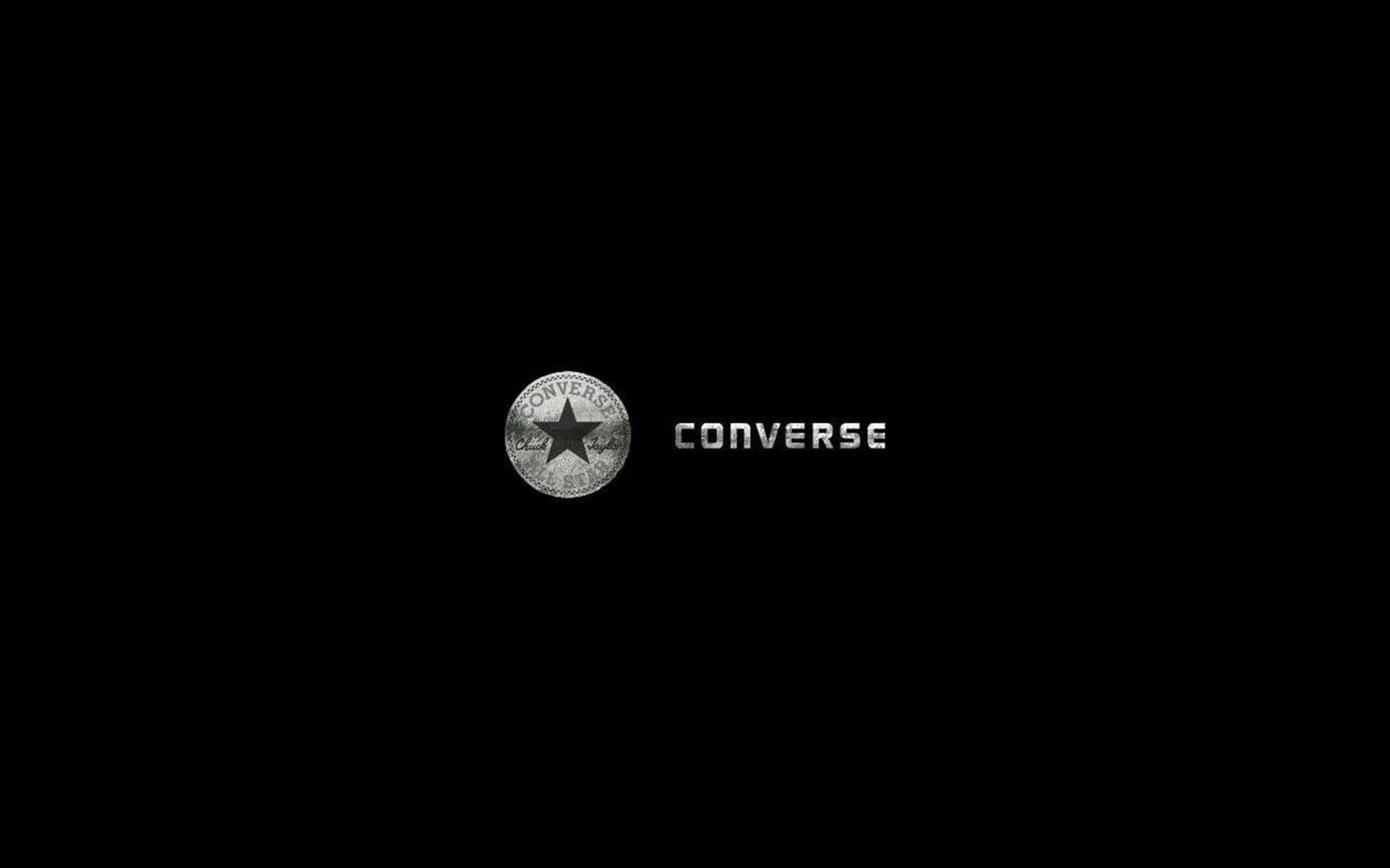 Converse 桌布 壁紙 — 簡約黑色背景上展示標誌性的 Converse 標誌，帶有星形徽章和金屬銀色的品牌名稱。